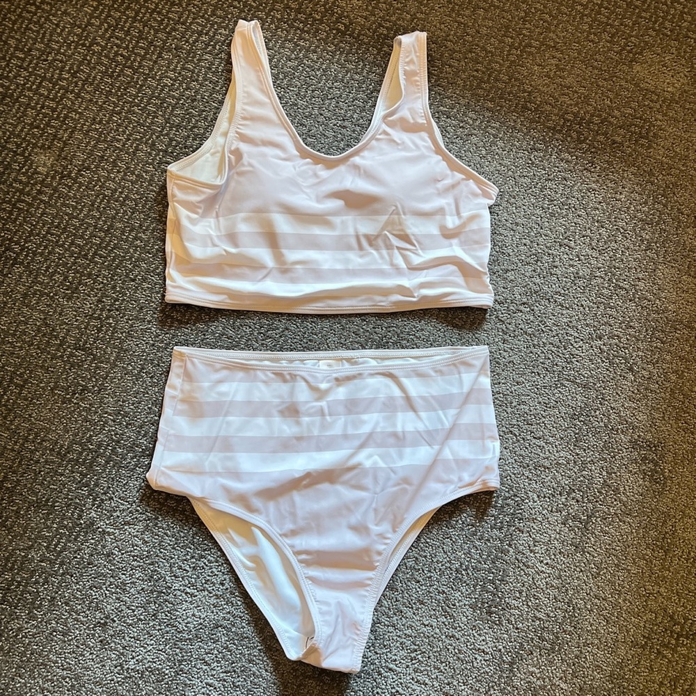 Cute swim suit. Neve worn